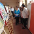 Glória Barbosa e visitantes da exposição